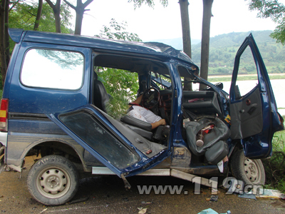 面包車撞樹變形致五人被困 從江多部門聯(lián)動救援 面包車撞樹變形致五人被困 從江多部門聯(lián)動救援