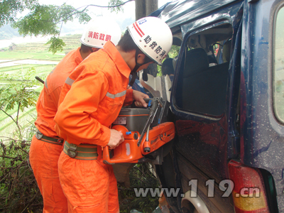 面包車撞樹變形致五人被困 從江多部門聯(lián)動救援 面包車撞樹變形致五人被困 從江多部門聯(lián)動救援