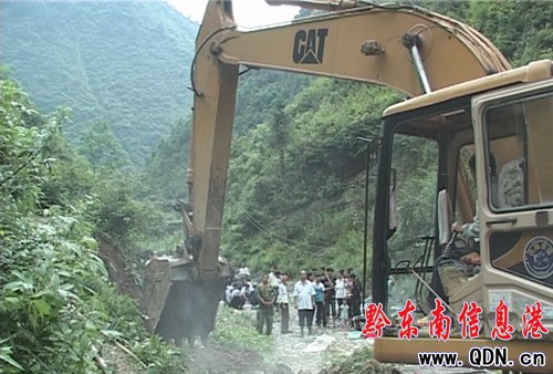 5年努力挖掘機終于開進劍河山旮旯 (圖)