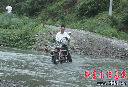 5年努力挖掘機終于開進劍河山旮旯 (圖)