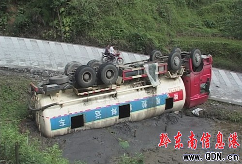 天雨路滑急轉彎 5噸大貨車四腳朝天躺5天(圖)