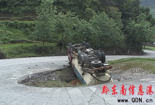 天雨路滑急轉彎 5噸大貨車四腳朝天躺5天(圖)