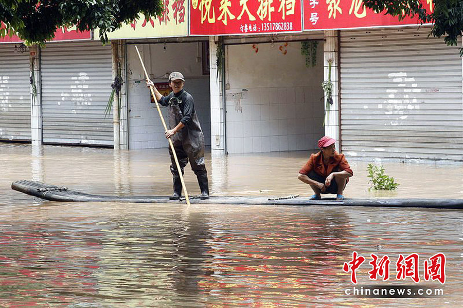 桂林暴雨漓江水漫市區(qū)積水嚴(yán)重街道可劃竹排