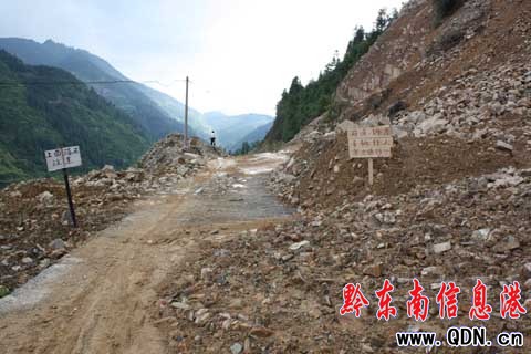 錦屏:滑坡下余石土 行人過路“危險”!(圖)