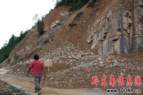 錦屏:滑坡下余石土 行人過路“危險”!(圖)