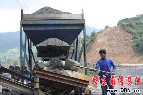 錦屏興修貧鄉路 加快群眾致富步伐(圖)