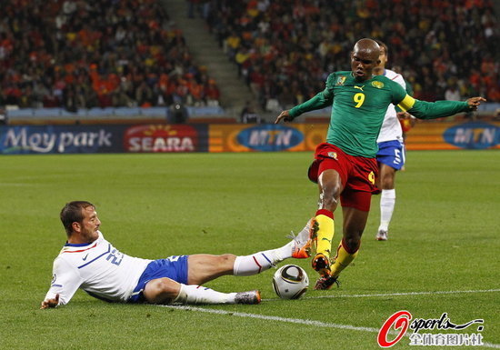 (組圖)荷蘭2-1喀麥隆全勝晉級(jí) 羅本復(fù)出助攻
