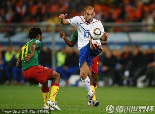 (組圖)荷蘭2-1喀麥隆全勝晉級(jí) 羅本復(fù)出助攻