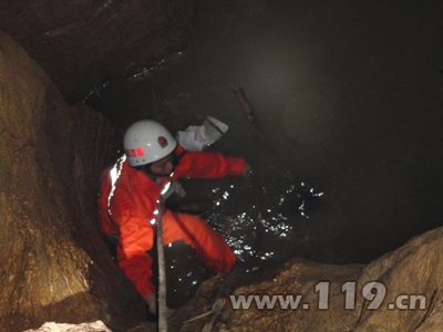 村民抽水不慎落入深山寒洞 施秉消防排水打撈 村民抽水不慎落入深山寒洞 施秉消防排水打撈
