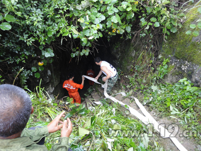 村民抽水不慎落入深山寒洞 施秉消防排水打撈 村民抽水不慎落入深山寒洞 施秉消防排水打撈