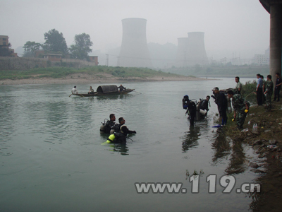 手槍落入清水江 貴州12名消防“蛙人”潛水尋槍 手槍落入清水江 貴州12名消防“蛙人”潛水尋槍