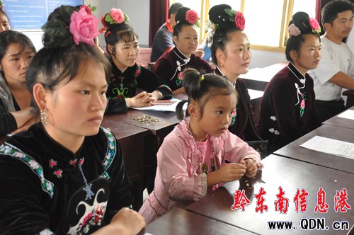 雷山深入鄉村開展“七一”座談會(圖)