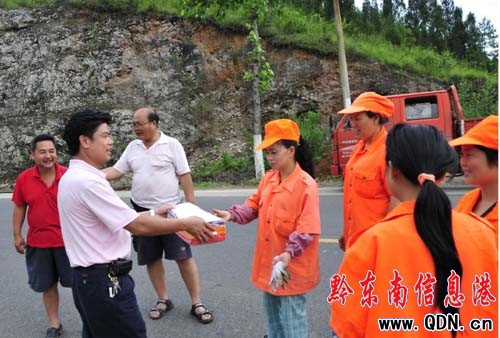 凱里公路管理段深入一線夏日送清涼(組圖)