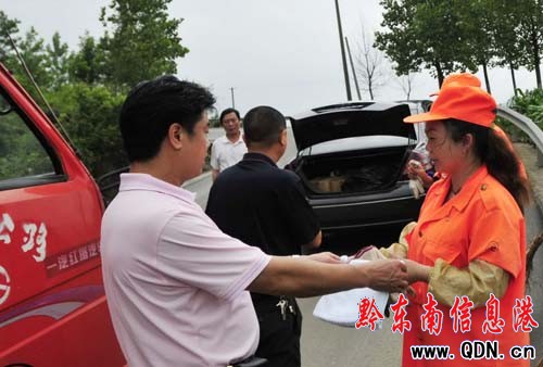 凱里公路管理段深入一線夏日送清涼(組圖)