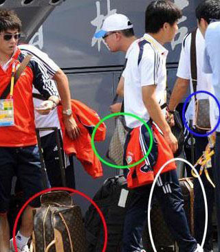 朝鮮背編織袋勇闖南非 國(guó)足背LV情何以堪(圖)