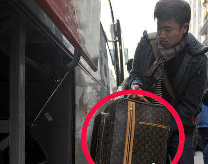 朝鮮背編織袋勇闖南非 國(guó)足背LV情何以堪(圖)