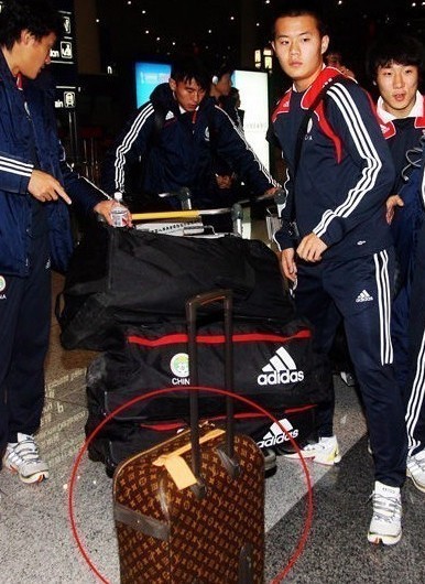 朝鮮背編織袋勇闖南非 國(guó)足背LV情何以堪(圖)