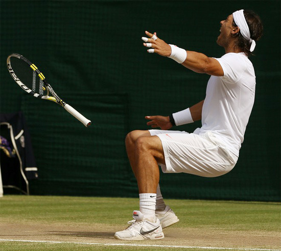 組圖:納達爾擊退黑馬溫網稱王 咬獎杯擺酷