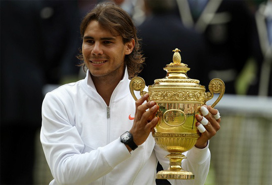組圖:納達爾擊退黑馬溫網稱王 咬獎杯擺酷