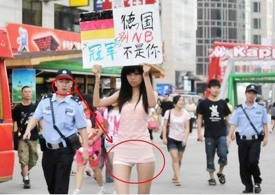 組圖:癡情美女球迷王府井游街 用嬌姿送梅西