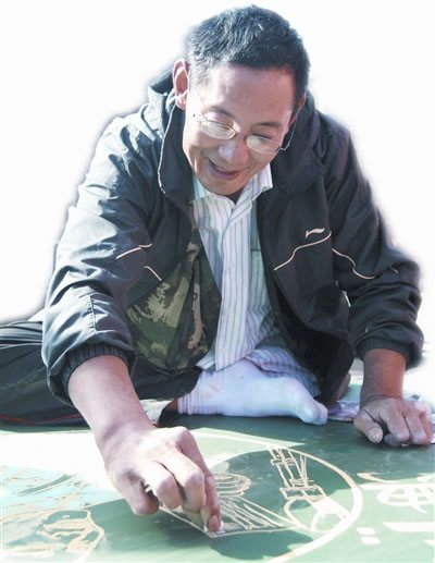 流浪殘疾藝術家在馬路上畫出蒙娜麗莎(圖)