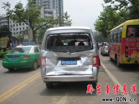 凱里街頭六車連環撞 疑因公交車速過快惹禍(圖)