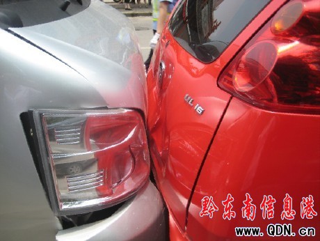 凱里街頭六車連環撞 疑因公交車速過快惹禍(圖)