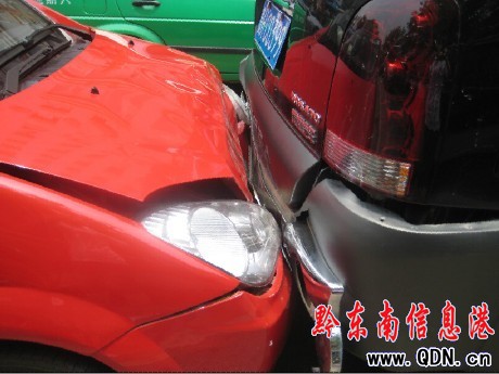 凱里街頭六車連環撞 疑因公交車速過快惹禍(圖)