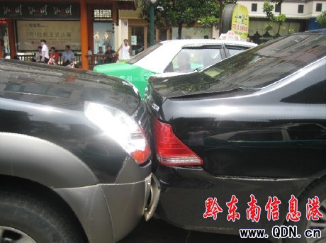 凱里街頭六車連環撞 疑因公交車速過快惹禍(圖)