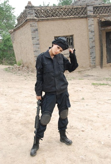 組圖:最美瑜伽教練母其彌雅 變身性感女特警