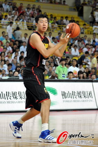 中國男籃86-82立陶宛 王治郅砍下15+2(組圖)