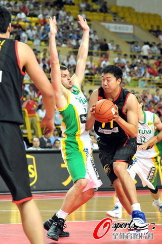 中國男籃86-82立陶宛 王治郅砍下15+2(組圖)