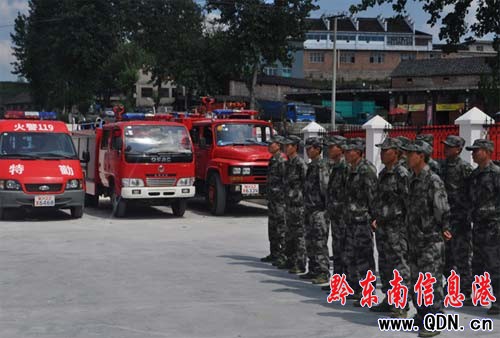 黃平縣隆重舉行舊州鎮(zhèn)專職消防隊掛牌儀式(圖)