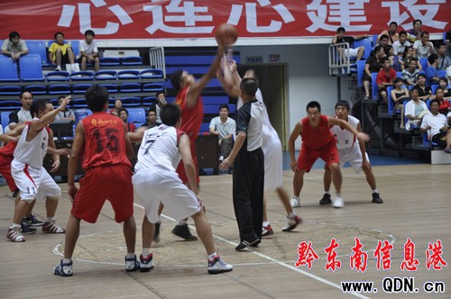 籃球小組賽:強(qiáng)強(qiáng)對抗凱里3分險勝劍河(圖)