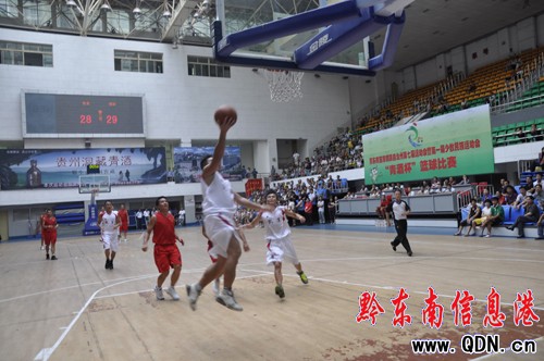 籃球小組賽:強(qiáng)強(qiáng)對抗凱里3分險勝劍河(圖)