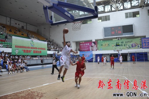 籃球小組賽:強(qiáng)強(qiáng)對抗凱里3分險勝劍河(圖)