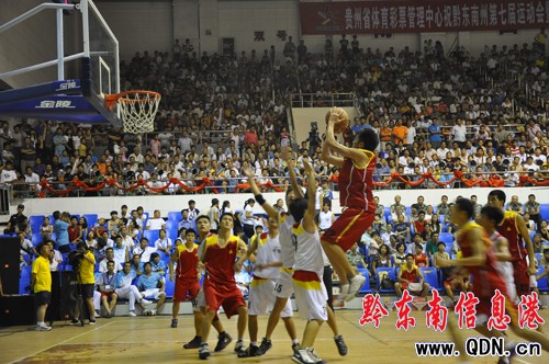 男籃決賽:丹寨加時(shí)賽123:121兩分險(xiǎn)勝奪冠(圖)