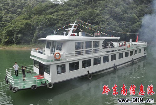 鎮遠“百龍號”起錨首航(圖)