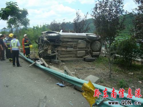 越野車“飛”下路邊1人被困 劍河消防化險(xiǎn)為夷