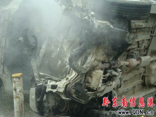 越野車“飛”下路邊1人被困 劍河消防化險(xiǎn)為夷