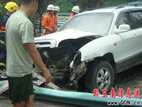 越野車“飛”下路邊1人被困 劍河消防化險(xiǎn)為夷