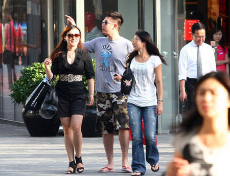 組圖:郭晶晶密會黑衣男 吃飯聊天顯親密