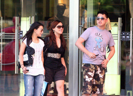 組圖:郭晶晶密會黑衣男 吃飯聊天顯親密