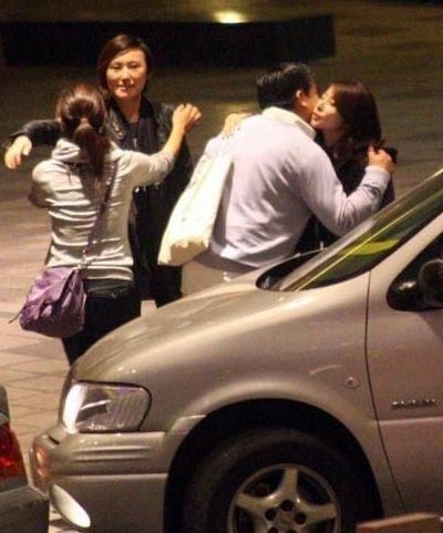 組圖:郭晶晶密會黑衣男 吃飯聊天顯親密