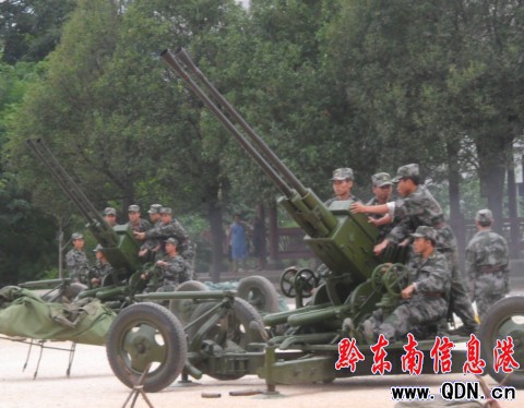 黎平舉行民兵軍事訓練匯報表演(組圖)