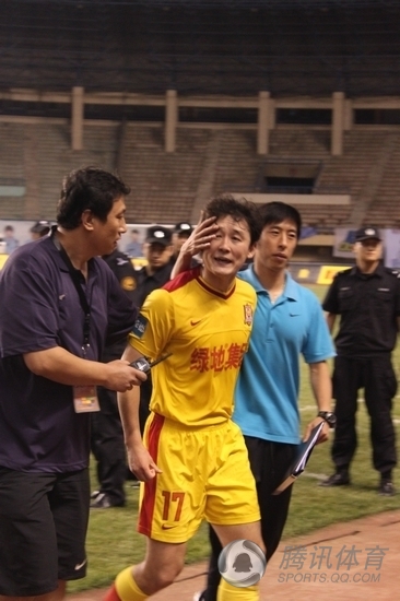 組圖:孫繼海含淚怒摔隊長袖標 狂爆粗口咒罵