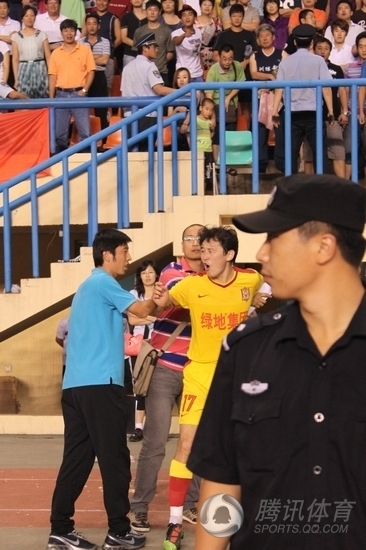 組圖:孫繼海含淚怒摔隊長袖標 狂爆粗口咒罵