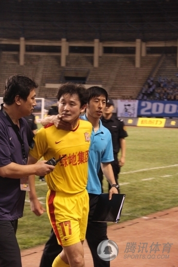 組圖:孫繼海含淚怒摔隊長袖標 狂爆粗口咒罵