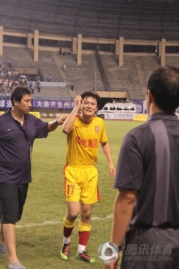 組圖:孫繼海含淚怒摔隊長袖標 狂爆粗口咒罵