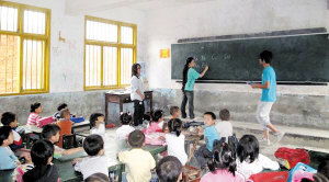 鎮海中學生小分隊奔赴貴州山區牽線助學(圖)